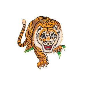 Könnte beinhalten: Gestickter Aufnäher mit einem orange-schwarzen Tiger auf grünem Hintergrund. Der Tiger knurrt mit offenem Maul und sichtbaren Zähnen.
