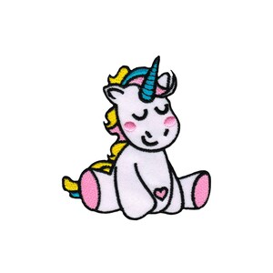 Könnte beinhalten: Ein weißes Einhorn mit einem blauen Horn und einer gelben Mähne sitzt mit gekreuzten Beinen. Es hat rosa Wangen und ein rosa Herz auf der Brust.