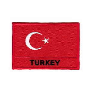 Op de afbeelding: Een geborduurde patch met de Turkse vlag, een witte halve maan en ster op een rode achtergrond, en het woord "TURKEY" in zwarte letters.
