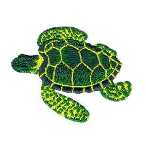 Könnte beinhalten: Grüne und gelbe gestickte Meeresschildkröten-Aufnäher. Die Schildkröte schwimmt mit ausgestrecktem Kopf und Flossen.