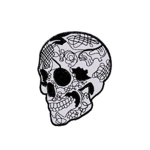 Op de afbeelding: Zwarte en witte geborduurde schedelpatch met ingewikkelde details. De schedel is zwart omlijnd en heeft een gedetailleerd ontwerp van swirls en lijnen.