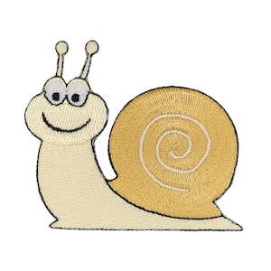 Könnte beinhalten: Gestickter Aufnäher mit einer lächelnden Cartoon-Schnecke. Die Schnecke hat einen cremefarbenen Körper, ein gelbes Gehäuse mit einem Spiralmuster und schwarze Umrisse. Die Augen der Schnecke sind weiß mit schwarzen Pupillen und sie hat zwei Fühler.
