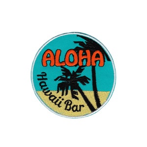 Könnte beinhalten: Ein runder, türkisblauer Patch mit weißem Rand. Der Patch zeigt zwei schwarze Palmen mit einem Sandstrand am Boden. Der Text "ALOHA" ist orange und der Text "Hawaii Bar" ist weiß.