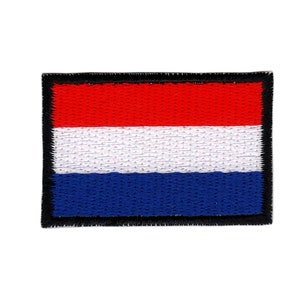 Op de afbeelding: Een geborduurde patch in rood, wit en blauw met een zwarte rand. De patch is een afbeelding van de Nederlandse vlag.