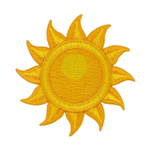 Op de afbeelding: Een gele geborduurde zonpatch met een gedetailleerd ontwerp. De zon heeft een heldergele kern en stralen die naar buiten uitstrekken.