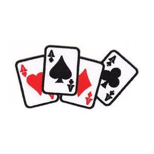 Könnte beinhalten: Vier Spielkarten, jede ein Ass, sind in einem Stapel angeordnet. Die Karten sind das Ass Pik, das Ass Herz, das Ass Karo und das Ass Kreuz.