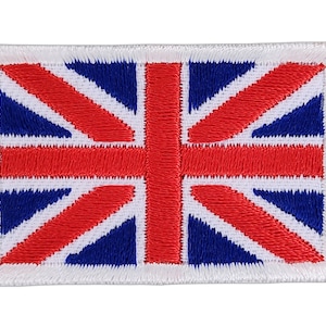 Könnte beinhalten: Ein gestickter Aufnäher mit der Union Jack Flagge. Die Flagge ist rot, weiß und blau auf weißem Hintergrund.