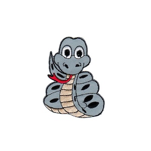 Peut inclure: Écusson brodé représentant un serpent de dessin animé en nuances de gris, beige et noir. Le serpent a de grands yeux et une langue rouge. L'écusson a un design ludique, adapté aux vêtements ou aux accessoires.