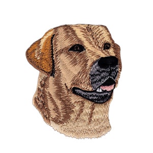 Könnte beinhalten: Gestickter Aufnäher mit dem Kopf eines goldenen Labrador Retrievers. Der Hund hat braune Augen und eine rosa Zunge.