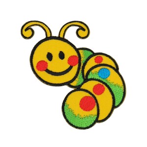 Puede incluir: Una oruga sonriente amarilla con segmentos verdes y amarillos y puntos rojos, azules y verdes.