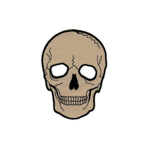 Op de afbeelding: Een beige geborduurde schedelpatch met een zwarte omtrek. De schedel heeft een eenvoudig ontwerp met twee oogkassen, een neus en een mond.