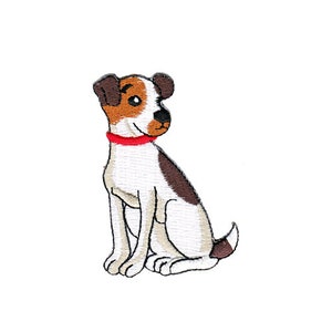 Puede incluir: Parche bordado con un perro de dibujos animados sentado. El perro es blanco con manchas marrones y negras, un collar rojo y orejas marrones. El parche presenta un diseño detallado y cosido.