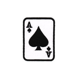 Könnte beinhalten: Eine weiße Spielkarte mit schwarzem Rand. Die Karte ist das Ass der Pik. Das Symbol ist eine schwarze Pik in der Mitte der Karte. Die Zahl 'A' befindet sich in der oberen linken und unteren rechten Ecke der Karte.