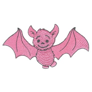 Puede incluir: Murciélago bordado de color rosa con una cara sonriente. El murciélago tiene dos alas y está volando.