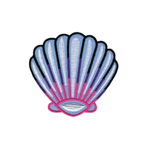 Op de afbeelding: Een geborduurde schelp patch in blauw en wit met roze en paarse accenten. De patch is perfect om een vleugje whimsy toe te voegen aan kleding, tassen of andere accessoires.