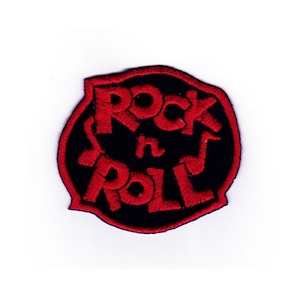 Puede incluir: Parche bordado rojo con las palabras "Rock 'n' Roll" en un círculo sobre un fondo negro.