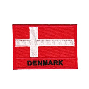 Könnte beinhalten: Roter Stoff-Patch mit einem weißen Kreuz und dem Wort "DÄNEMARK" in schwarzen Buchstaben.