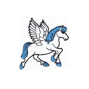 Könnte beinhalten: Weißes geflügeltes Pferd mit blauer Mähne und Schweif. Das Pferd ist in einer laufenden Pose mit ausgebreiteten Flügeln.