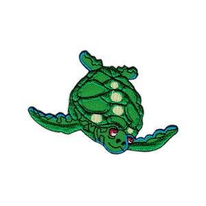 Op de afbeelding: Groen en blauw geborduurde zeeschildpad patch. De schildpad zwemt met zijn kop gedraaid naar de zijkant en zijn ogen open.