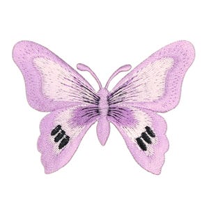 Könnte beinhalten: Ein gestickter Schmetterlingsaufnäher in hellvioletten und weißen Garnfarben. Die Flügel zeigen ein symmetrisches Muster mit dunkel schwarzen Akzenten an den unteren Rändern und zwei dünnen Fühlern, die vom zentralen Körper ausgehen.
