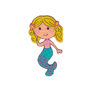 Könnte beinhalten: Ein gestickter Bügelaufkleber mit einer Cartoon-Meerjungfrau mit blonden Haaren, einem rosa Oberteil und einem türkisfarbenen Schwanz mit rosa Akzenten.