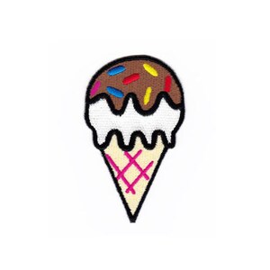 Könnte beinhalten: Ein braunes und weißes Eis am Stiel mit bunten Streuseln. Der Kegel besteht aus einer Waffelstruktur und das Eis schmilzt.