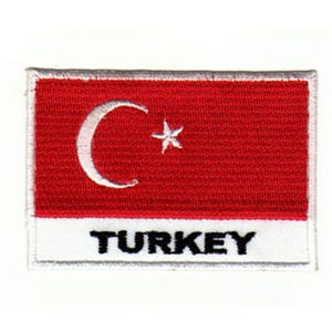 Könnte beinhalten: Ein weiß gestickter Aufnäher mit rotem Hintergrund, auf dem ein weißer Halbmond und ein Stern zu sehen sind. Der Text "TURKEY" ist in Schwarz unter der Flagge geschrieben.