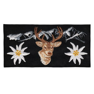 Könnte beinhalten: Gestickter Aufnäher mit schwarzem Hintergrund, der eine weiße Edelweißblume, einen braunen Hirschkopf mit Geweih und eine weiße Bergkette zeigt.