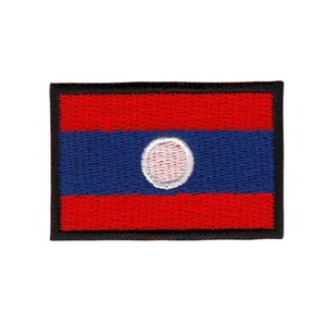 Puede incluir: Un parche bordado con la bandera de Laos. La bandera es roja, azul y blanca con un círculo en el centro.
