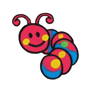 Peut inclure: Une chenille souriante rouge et bleue avec des points jaunes et verts. La chenille est en feutre et est brodée avec un visage heureux.