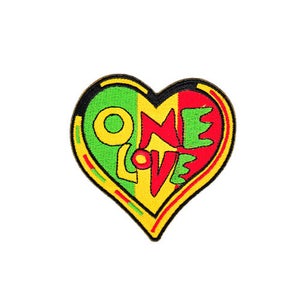 Könnte beinhalten: Ein herzförmiger Patch in Rot, Gelb und Grün mit den Worten "One Love" in einer stilisierten Schrift.
