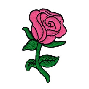 Op de afbeelding: Een geborduurde roos met roze bloemblaadjes en groene bladeren en stengel. De roos is een klassiek bloemenmotief.