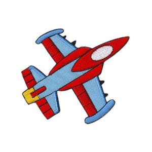 Op de afbeelding: Een rood en blauw cartoon vliegtuig met gele accenten. Het vliegtuig vliegt met zijn vleugels uitgespreid.