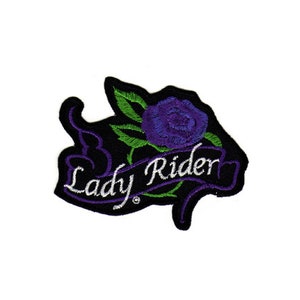 Op de afbeelding: Paarse geborduurde patch met een roos en een banner met de tekst "Lady Rider".