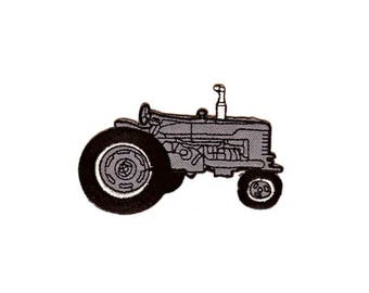 be20 Traktor Grau Bulldog Auto Fahrzeug Aufnäher Bügelbild Applikation Patch Flicken Kinder Größe 8,4 x 5,3 cm