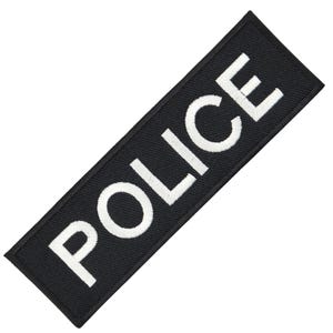 Puede incluir: Parche de tela negro con texto bordado en blanco que dice "POLICE".