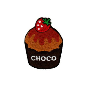 Puede incluir: Un cupcake de chocolate marrón con una fresa roja y verde en la parte superior. El cupcake tiene glaseado blanco y la palabra "CHOCO" escrita en el lateral.
