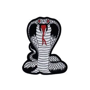 Op de afbeelding: Geborduurde patch met een cobra slang. De slang heeft een wit lichaam met zwarte details, rode ogen en een rode tong. Deze patch is ontworpen voor toepassing op kleding of accessoires, zoals jassen of tassen.