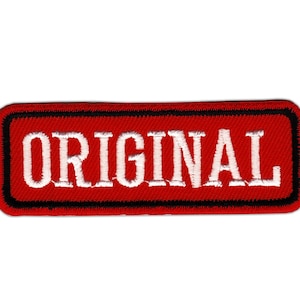 Könnte beinhalten: Roter rechteckiger Patch mit schwarzem Rand und weiß gesticktem Text "ORIGINAL".