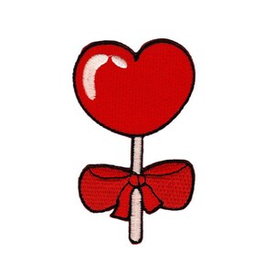 Puede incluir: Piruleta roja en forma de corazón con un lazo rojo en un palo blanco.