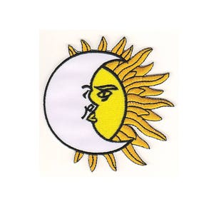 Könnte beinhalten: Ein gestickter Aufnäher mit einer gelben Sonne mit einem Gesicht und einem weißen Halbmond. Die Sonne hat ein gelbes Gesicht mit schwarzen Augen und einem Mund. Der Mond ist weiß mit einem schwarzen Umriss.