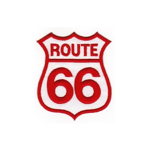 Könnte beinhalten: Roter und weißer gestickter Aufnäher in Schildform mit dem Text "ROUTE 66".