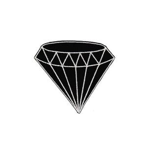 Peut inclure: Patch en forme de diamant noir avec des coutures blanches. Le patch est un design simple avec une forme de diamant et des coutures blanches autour des bords.