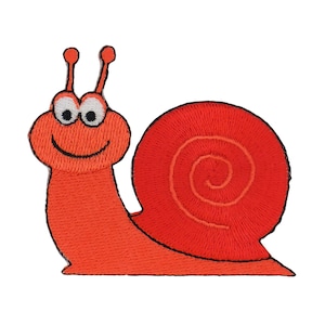 Puede incluir: Un caracol rojo bordado con una cara sonriente y ojos grandes. El caracol tiene una concha en espiral.