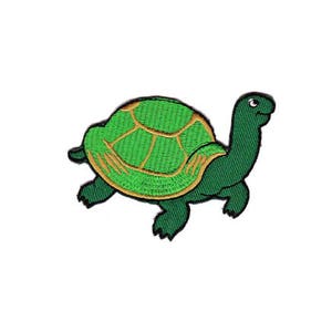 Op de afbeelding: Groen en bruin geborduurd schildpad-patch. De schildpad loopt met zijn kop omhoog en zijn schild is zichtbaar.