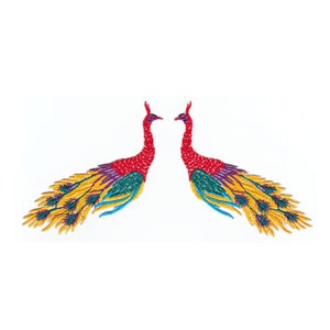 Op de afbeelding: Twee geborduurde pauwen die elkaar aankijken. De pauwen zijn rood, geel, groen en blauw. De pauwen staan op een witte achtergrond.