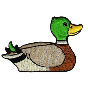 Könnte beinhalten: Gestickter Aufnäher eines grünköpfigen Stockenten-Erpels mit braunem Körper und gelbem Schnabel. Die Ente schwimmt mit dem Kopf nach rechts gedreht.