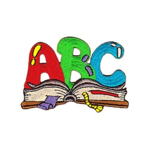 Op de afbeelding: Een geborduurde strijkpatch met de letters ABC in een kleurrijke, cartoonachtige stijl, waarbij de letters uit een open boek lijken te springen.