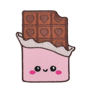 Op de afbeelding: Een geborduurde strijkpatch met een roze en bruine chocolade reep. De chocolade reep heeft een schattig cartoon gezicht en een gebroken hoek. Het is verpakt in roze folie.