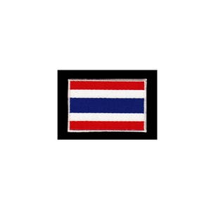 Op de afbeelding: Een geborduurde patch met de vlag van Thailand, met rode, witte en blauwe strepen.